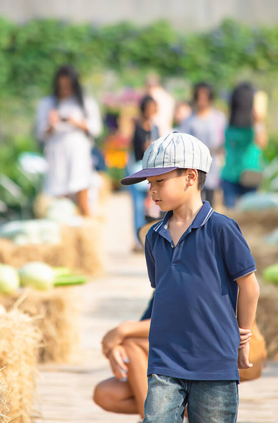 Retrato de menino Asean sorrindo feliz no parque
. - Foto, Imagem