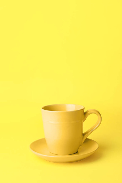 Üres csésze színes háttér - Fotó, kép