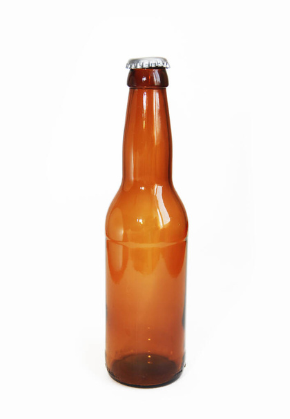 botella de vidrio marrón con tapa de hierro sobre fondo blanco
 - Foto, imagen