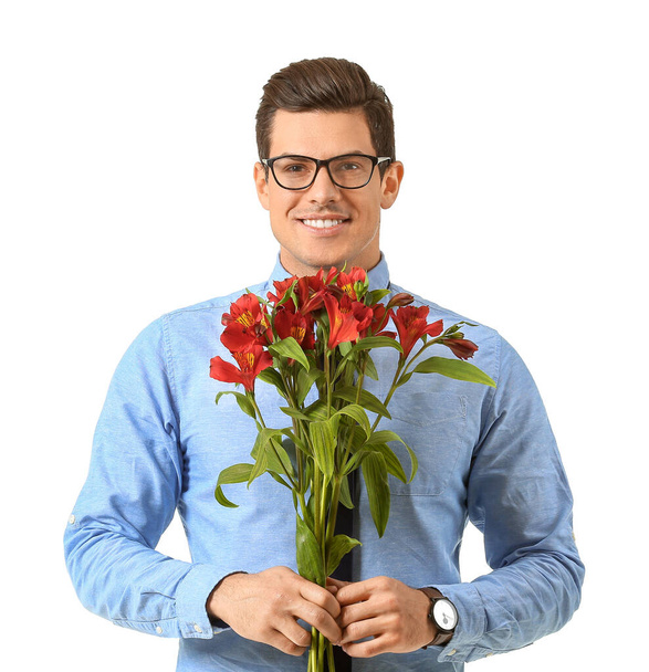 Schöner Mann mit Blumenstrauß auf weißem Hintergrund - Foto, Bild