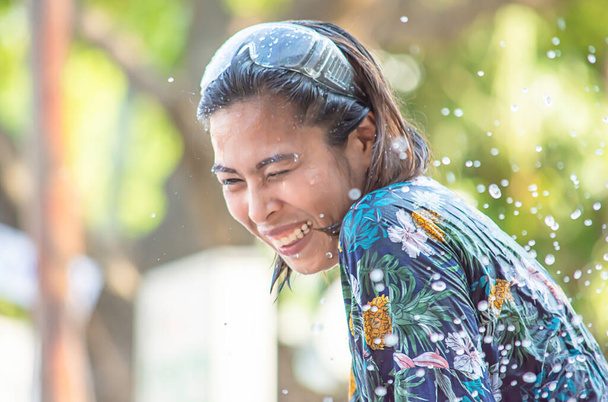 Asiatische Frauen spielen Wasser beim Songkran-Fest oder beim thailändischen Neujahrsfest in Thailand. - Foto, Bild