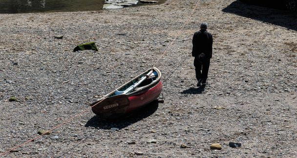 hombre caminando en un puerto
 - Foto, Imagen