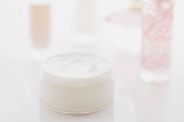 Crema hidratante facial en un frasco, cosméticos de lujo para el cuidado de la piel y productos antienvejecimiento para una piel y una belleza saludables
 - Foto, Imagen