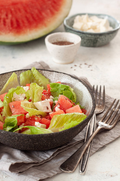 Watermeloensalade met feta en sla - Foto, afbeelding