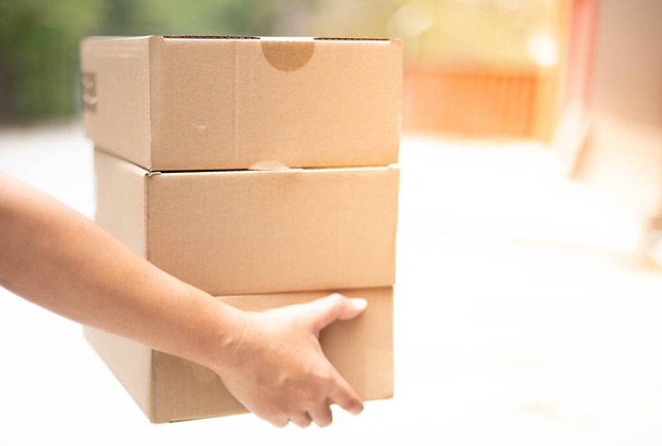 Entrega hombre mano que lleva el embalaje de la caja de cartón para el envío logístico
.  - Foto, imagen