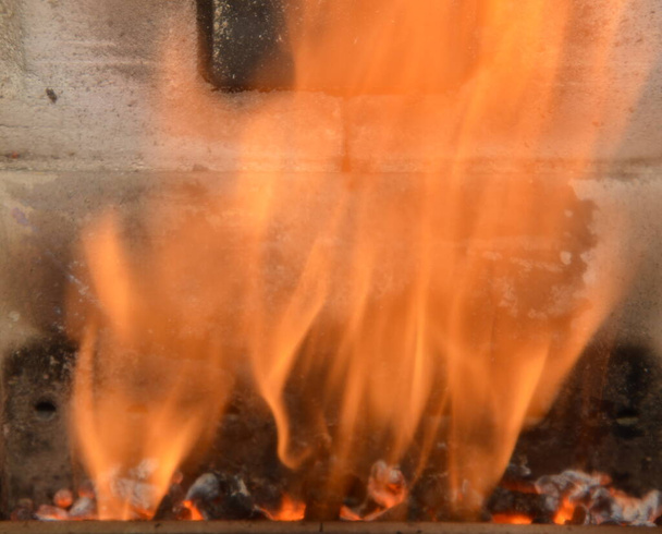 Pelotas de madeira no fogo
  - Foto, Imagem