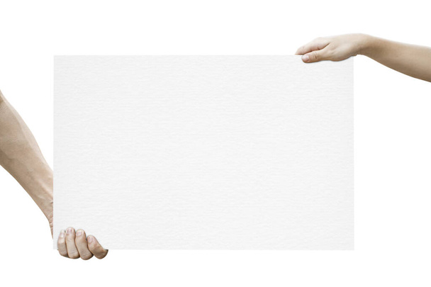 Две руки держат пустую белую бумагу, изолированную на белом фоне с вырезанием пути
 - Фото, изображение