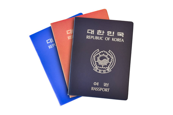 Dél-Korea útlevele, fehér alapon elkülönítve. Tárgyak nyírási útvonallal. - Fotó, kép