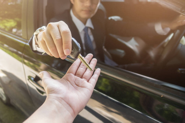 Бізнесмен тримає ключовий автомобіль в машині
  - Фото, зображення