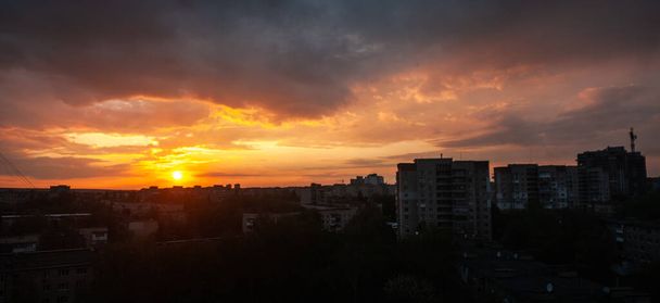 Západ slunce ve městě s mraky - Fotografie, Obrázek