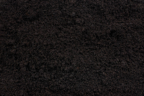 Terra nera per lo sfondo della pianta. Vista dall'alto.  - Foto, immagini