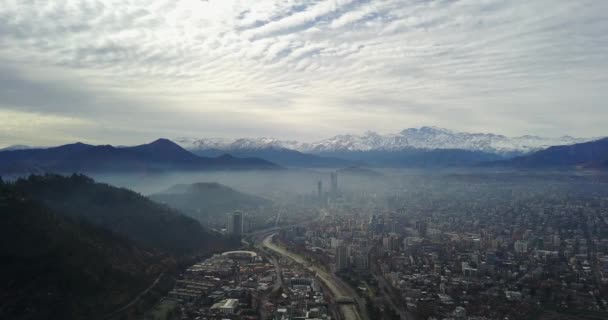 チリのサンチャゴで空中撮影。ラテンアメリカで最も近代的な都市とアンデス山脈を背景に - 映像、動画