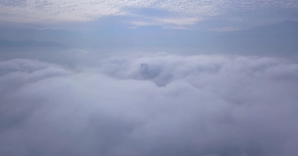 САНТЬЯГО, ЧИЛЬ - 25 мая 2019 года Vista aerea con Drone acercandose al costanera center cubierto por las nubes en una maana helada cerca del centro de Santiago
 - Кадры, видео