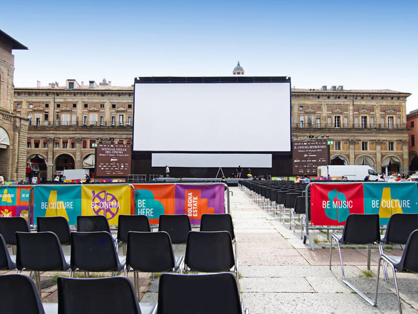 Открытый кинотеатр, белый проекционный экран. Пьяцца Маджоре, Болонья. Италия
 - Фото, изображение