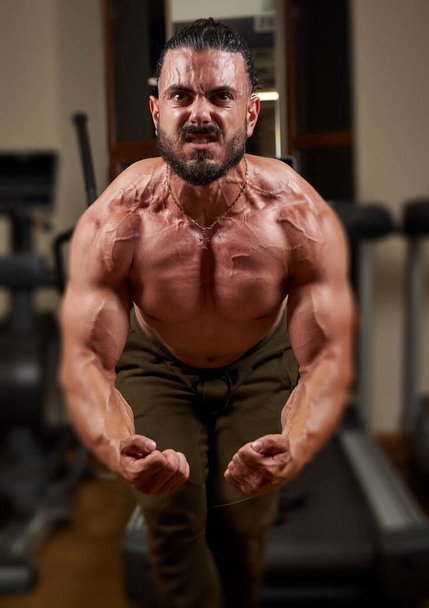 bodybuilder formation de ses muscles dans la salle de gym, bodybuilder formation avec haltère
 - Photo, image