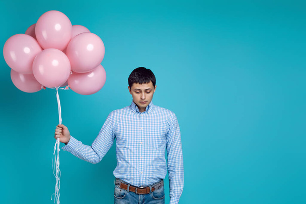 man in shirt holding pink air balloons - Φωτογραφία, εικόνα