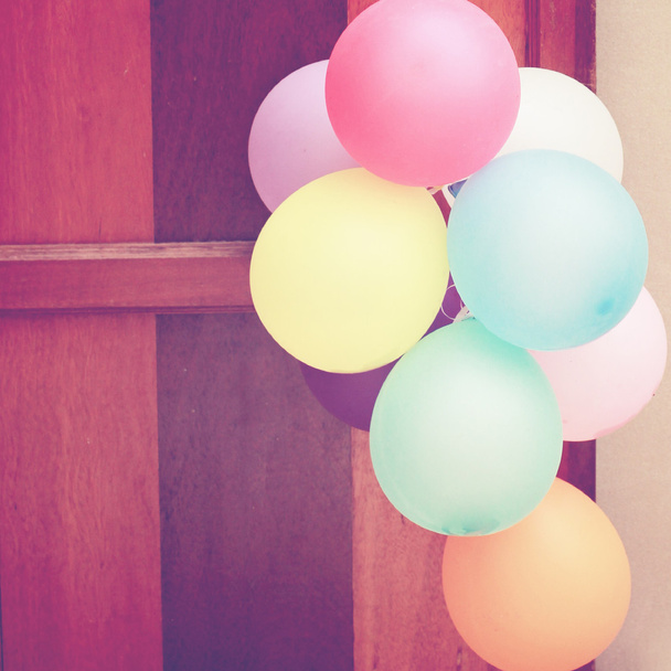 Воздушные шары висят на двери
 - Фото, изображение