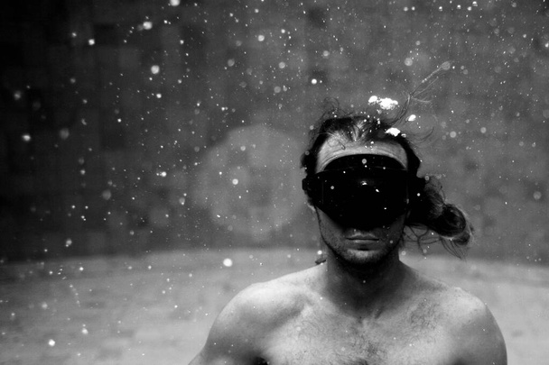 sporty man swimming in mask in pool - Fotografie, Obrázek