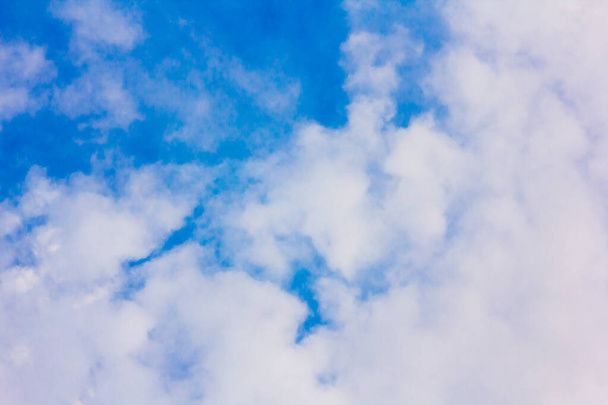 όμορφος φωτεινός ουρανός στα σύννεφα - Φωτογραφία, εικόνα