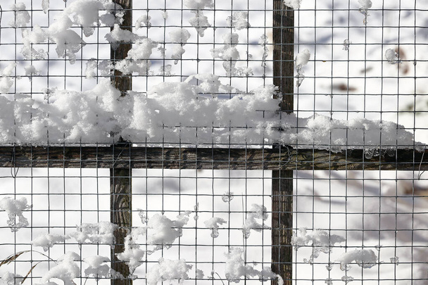 Fundo de inverno com uma cerca de neve
 - Foto, Imagem