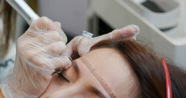 美容室でのMicroblading眉毛仕事の流れ - 写真・画像