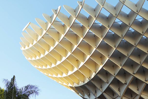 Las Setas Sevilla es una gran estructura polivalente que se corona con un gran mirador desde el que se puede ver el centro de la ciudad de Sevilla
. - Foto, imagen