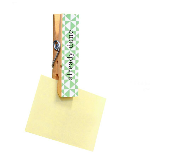 Papier autocollant jaune épinglé sur une cheville en bois isolée sur fond blanc. Espace de copie pour d'autres notes sur le côté droit
. - Photo, image