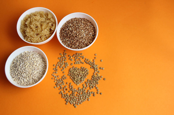 buckwheat, pearl barley, macaroni and peas in plates - Foto, Imagem