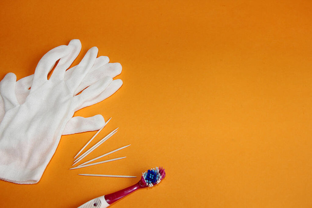 toothpicks and a toothbrush on an orange background - Foto, Imagem