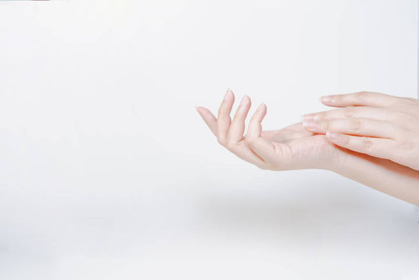 čistit a chránit aktivitu viru COVID-19 před ženskou rukou během používání alkoholový gel s bílým izolovaným pozadím - Fotografie, Obrázek
