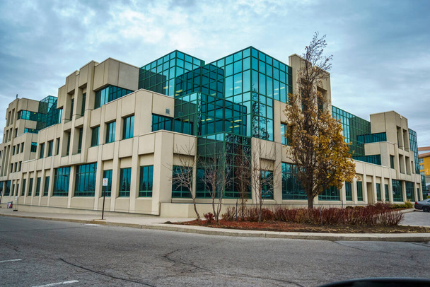 Modern gebouw met reflecterende ruiten - Foto, afbeelding