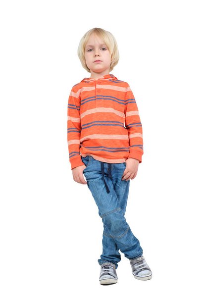 Модель повного тіла хлопчика моди позує в студії ізольовано на білому
 - Фото, зображення