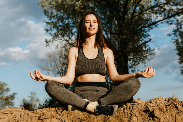 Yoga doğada var, sağlıklı kadın. Sağlıklı yaşam tarzı ve rahatlama kavramı - Fotoğraf, Görsel