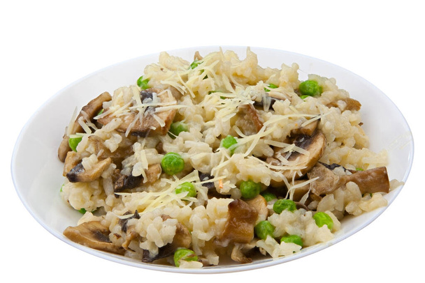 Chutné chutné rizoto na bílém talíři na bílém pozadí - Fotografie, Obrázek
