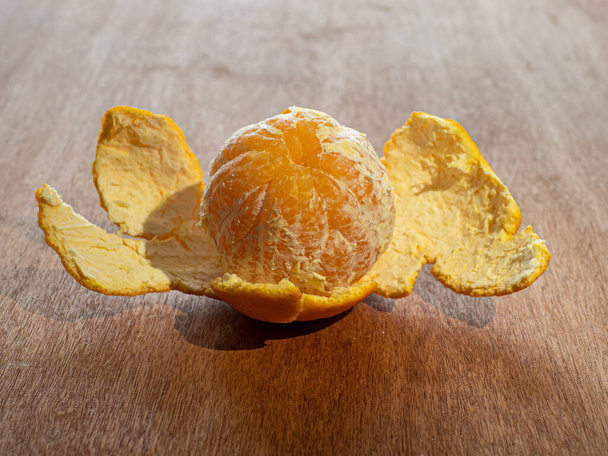 Mandarinas sobre una mesa de madera - Foto, imagen