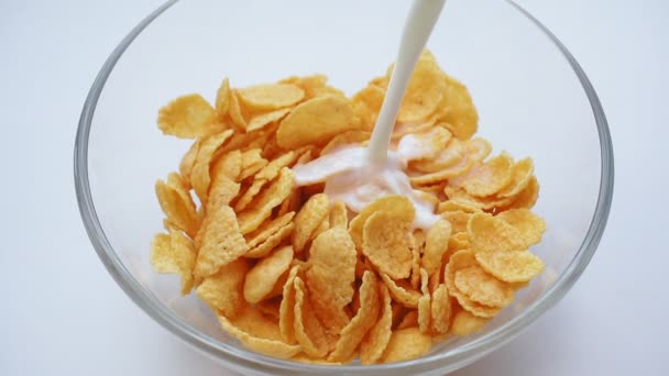 Frühstück Cornflakes Milch in Schüssel mit Cornflakes. Gesundes Frühstück. Lebensmittel und Getränkeindustrie. - Filmmaterial, Video