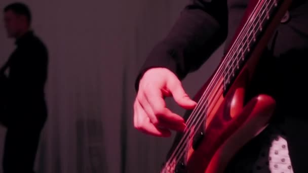 Playing guitar in motion indoors red - Filmagem, Vídeo