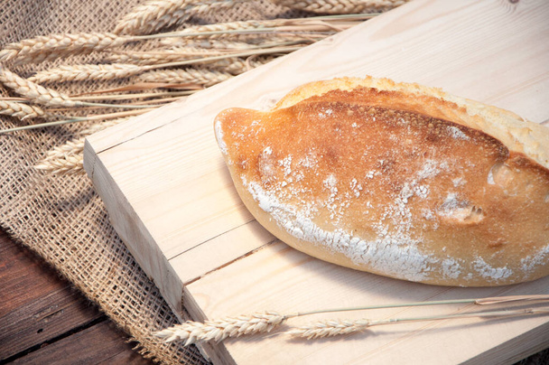 αλεύρι σιταριού ψωμί στο τραπέζι με δωρεάν χώρο αντίγραφο για κείμενο - Φωτογραφία, εικόνα