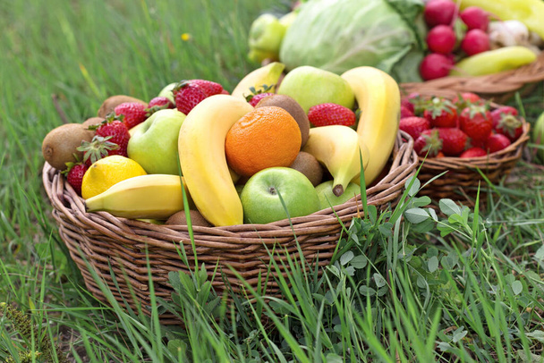 Organik taze meyve ve sebze, sepette sağlıklı yiyecekler, vejetaryen yiyecekler. - Fotoğraf, Görsel
