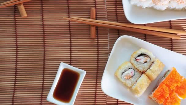 Suşi modası. Yaratıcı yiyecekler. En üstteki düz yerde. Japon menüsü - Video, Çekim