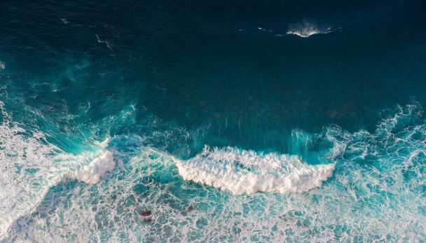 Widok z lotu ptaka na fale w oceanie Splashing Waves. Błękitna czysta falista woda morska. - Zdjęcie, obraz