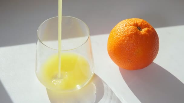 fluxo de suco de laranja espremido derramando, close-up atirar com foco seletivo
. - Filmagem, Vídeo