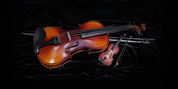 due violini in velluto nero, vista dall'alto
 - Foto, immagini