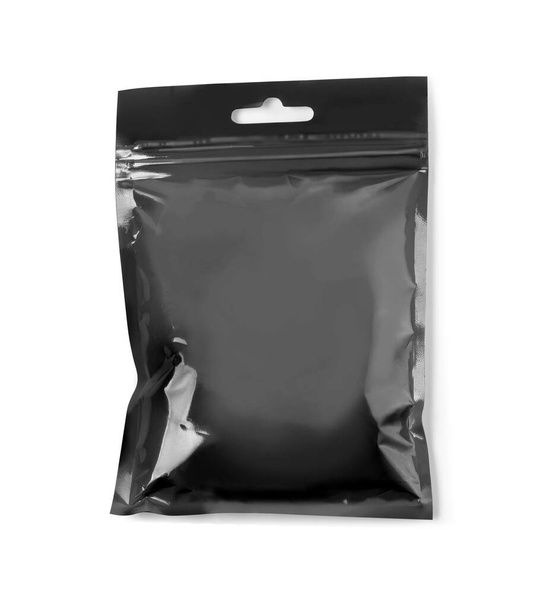 Пакет из черной фольги, изолированный на белом
 - Фото, изображение