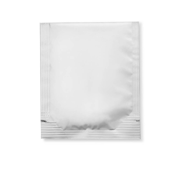 Порожній білий пластиковий саше для медицини, наркотиків, кави, цукру, солі, спецій, ізольований на білому тлі. з відсічним контуром
 - Фото, зображення