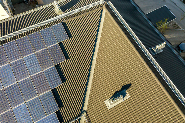 Vue aérienne de panneaux solaires photovoltaïques sur le toit d'un bloc de construction résidentiel pour produire de l'énergie électrique propre. Concept de logement autonome. - Photo, image
