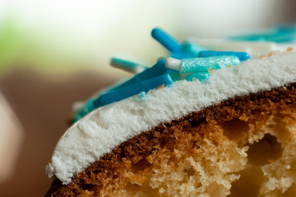 De dikte van het witte snoepgoed glazuur op paastaart. Een plak van zelfgemaakte Pasen bakken closeup, macro shot. - Foto, afbeelding
