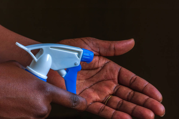 Botella pulverizadora de mano de desinfectante de manos, para la prevención de covid-19 y conceptos de higiene
 - Foto, Imagen