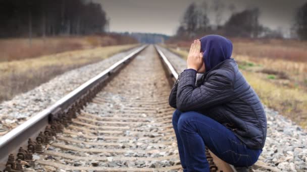 κατάθλιψη αγόρι στο σιδηροδρομικό επεισόδιο 2 - Πλάνα, βίντεο