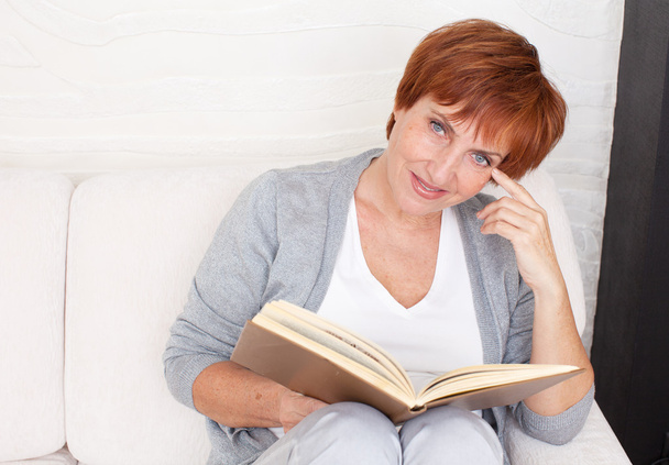 Adult woman reading book - Foto, afbeelding